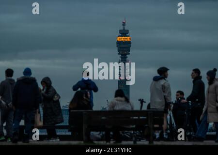 London, Großbritannien. Januar 2021. Die Botschaft Stay Home, Protect the NHS, Save Lives ist wieder auf dem BT Tower, aber es ist nicht klar, dass es rüber kommt. Unter dem nationalen Lockdown, zu Hause bleiben, Politik und Primrose Hill ist beschäftigt, trotz der Kälte, regen, Schnee und Hagel, wie die Menschen frische Luft und Bewegung suchen. Kredit: Guy Bell/Alamy Live Nachrichten Stockfoto