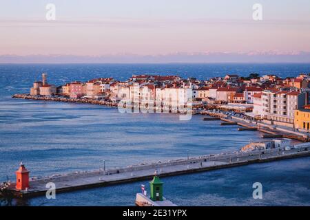 Piran, malerische Altstadt am Meer in Slowenien gegen schneebedeckte alpen Berge im Winter. Stockfoto