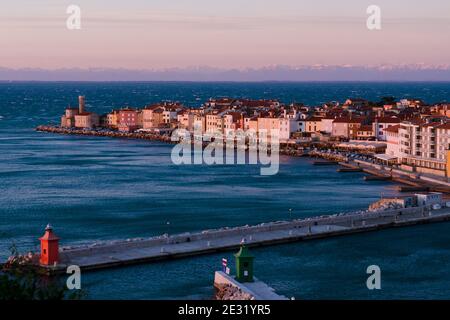 Piran, malerische Altstadt am Meer in Slowenien gegen schneebedeckte alpen Berge im Winter. Stockfoto