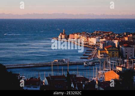 Piran, malerische Altstadt am Meer in Slowenien gegen schneebedeckte alpen Berge im Winter. Stockfoto