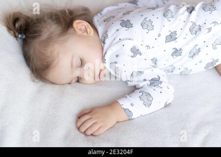 Kindheit, Pflege, Mutterschaft, Gesundheit, Medizin, Kinderheilkunde Konzepte - Nahaufnahme kleiner Frieden ruhiger Todler Vorschulmädchen schläft ausruhen tief schlafen Stockfoto