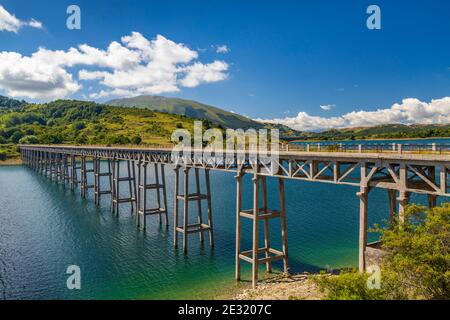 Brücke Ponte delle Stecche, Lago di Campotosto im Nationalpark Gran Sasso e Monti della Laga, Region Abruzzen, Italien Stockfoto