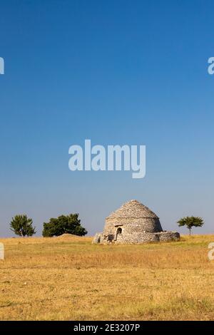 Trulli, typische Häuser in der Nähe von Castel del Monte, Region Apulien, Italien Stockfoto