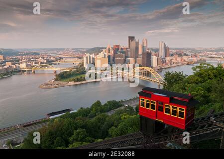 Die Duquesne Incline ist eine Standseilbahn in der Nähe von Pittsburgh South Side Nachbarschaft und Skalierung Mt. Washington in Pennsylvania, USA. Es war ein muss Stockfoto