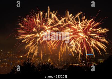 Feuerwerk über Pittsburgh am Unabhängigkeitstag, Pennsylvania, USA Stockfoto