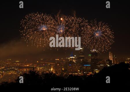 Feuerwerk über Pittsburgh am Unabhängigkeitstag, Pennsylvania, USA Stockfoto