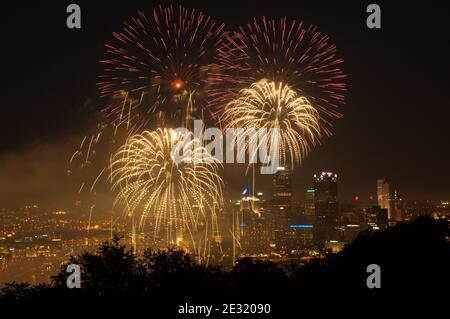 Feuerwerk über Pittsburgh am Unabhängigkeitstag, Pennsylvania, USA Stockfoto