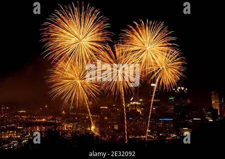 Feuerwerk über Pittsburgh am Unabhängigkeitstag, Pennsylvania, USA Stockfoto