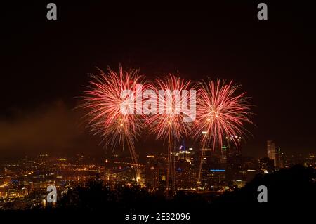 Feuerwerk über Pittsburgh am Unabhängigkeitstag, Pennsylvania, USA Stockfoto