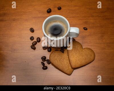 Espresso ist eine Kaffeebraumethode italienischen Ursprungs, bei der eine kleine Menge an fast kochendem Wasser unter hohem Druck durch fein-gr gepresst wird Stockfoto