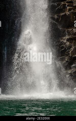 Unterer Teil des Vazra Sakla Wasserfalls, der über Felsen in einen Pool in Virdi, Karnataka, Indien, stürzt Stockfoto