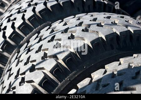 Recycling von Autoreifen für LKW. Das sind viele schwarze Glatzenreifen, die draußen in einem offenen Lager liegen. Stockfoto