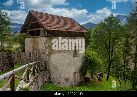 Alte Wassermühle in den Dolomiten Stockfoto