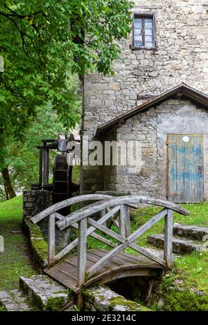 Alte Wassermühle in den Dolomiten Stockfoto