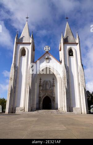 St. Condestavel Kirche in Lissabon mit einem bewölkten blauen Himmel. Stockfoto