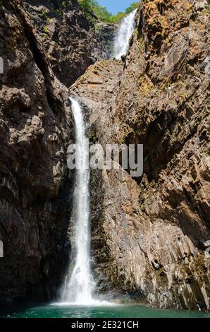 Volle Ansicht des Vazra Sakla Wasserfalls in Virdi, Karnataka, Indien Stockfoto