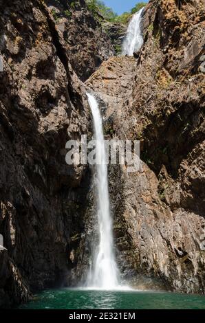 Volle Ansicht des Vazra Sakla Wasserfalls in Virdi, Karnataka, Indien Stockfoto