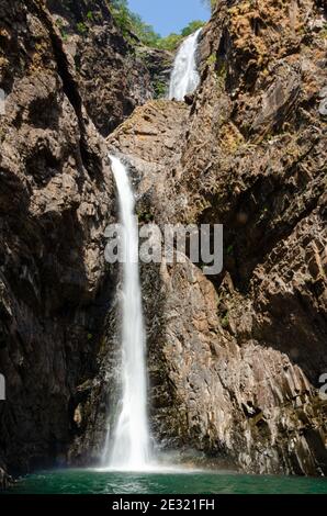 Volle Ansicht des Vazra Sakla Wasserfalls in Virdi, Karnataka, Indien Stockfoto