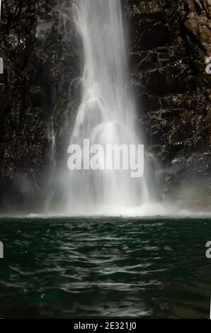 Unterer Teil des Vazra Sakla Wasserfalls, der über Felsen in einen Pool in Virdi, Karnataka, Indien, stürzt Stockfoto