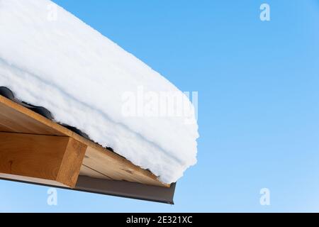 Gefrorenes Dach unter Schnee im Winterwetter Stockfoto