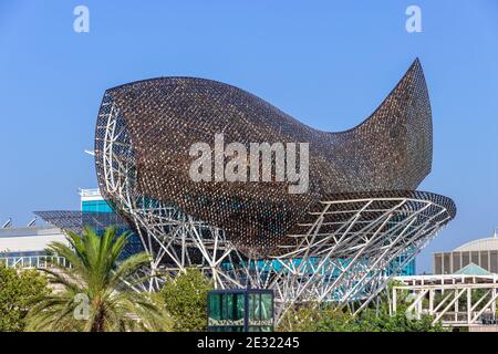 Skulptur 'El Peix', Goldfisch vor dem Port Olympic Marina. Der Architekt entwarf Frank Gehry für die Olympischen Spiele 1992 in Barcelona Stockfoto