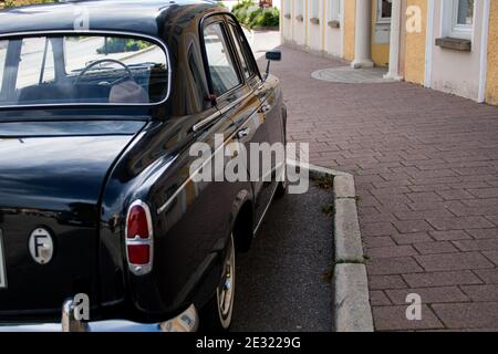Ein schöner schwarzer französischer Oldtimer Park vor dem Hotel Ein gelbes Haus Stockfoto