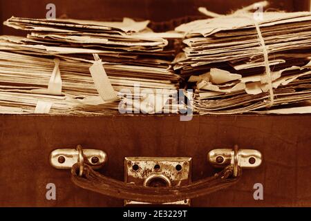 Viele verschiedene alte Dokumente und Papiermails Im Vintage-Koffer Stockfoto