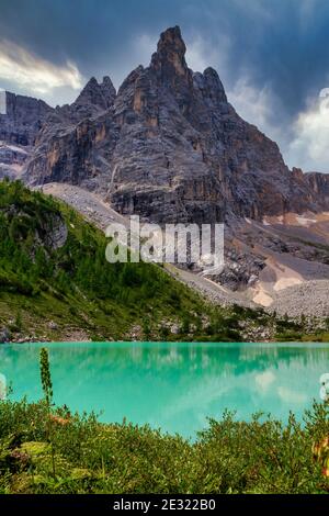 Blick auf den Sorapis See in den Dolomiten. Stockfoto