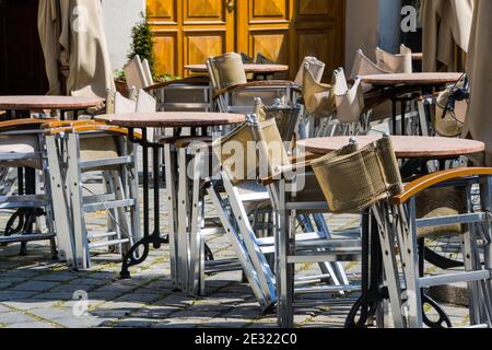 Licht und Schatten in einer leeren Stadt während der Sperre Und die COVID-Zeit Stockfoto