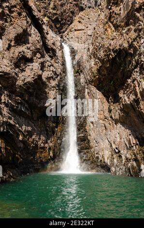 Unterer Teil des Vazra Sakla Wasserfalls, der über Felsen in einen Pool in Virdi, Karnataka, Indien, stürzt Stockfoto