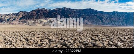 Death Valley, California, USA: 17. Dezember 2018: Panoramablick auf den Devils Golf Course, die Panamint Mountain Range im Death Valle Stockfoto