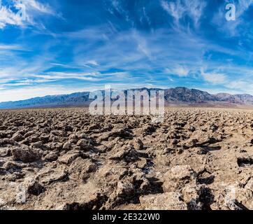 Death Valley, California, USA: 17. Dezember 2018: Panoramablick auf den Devils Golf Course, die Panamint Mountain Range im Death Valle Stockfoto