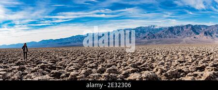 Death Valley, California, USA: 17. Dezember 2018: Panoramablick auf den Devils Golf Course, die Panamint Mountain Range im Death Valle Stockfoto