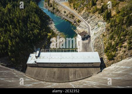 Blick auf das Wasserkraftwerk bei Hungry Horse Damm in Montana Stockfoto