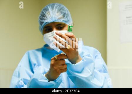 Neu Delhi, Indien. Januar 2021. Während der Impfkampagne gegen die Coronavirus-Krankheit (COVID-19) im Primus Super Specialty Hospital Hospital in New Delhi, Indien, am 16. Januar 2021, füllt ein Mitarbeiter des Gesundheitswesens eine Spritze mit einer Dosis des COVID-19-Impfstoffs COVISHIELD von Oxford-AstraZeneca. Premierminister Narendra Modi hat am Samstag Indiens Impfkampagne gegen Covid-19 gestartet, die weltweit größte Impfübung gegen das neuartige Coronavirus. In einer virtuellen Ansprache würdigte Ministerpräsident Modi Wissenschaftler und Mitarbeiter des Gesundheitswesens, die an vorderster Front der Pandemie waren. Bild: David Talukdar/A Stockfoto