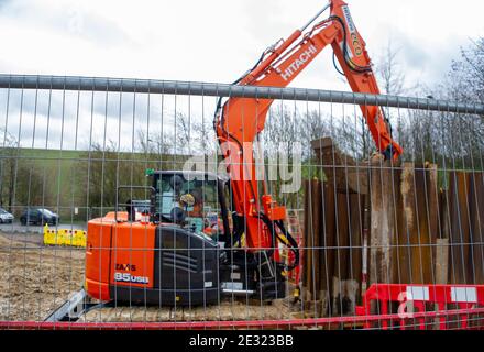 Amersham, Buckinghamshire, Großbritannien. Januar 2021. HS2-Bauarbeiten in Amersham an einem von fünf Lüftungsschächten für die neue High Speed Rail 2 werden fortgesetzt. Unter den Chilterns soll ein Tunnel für den Zug gebohrt werden. Die umstrittene High Speed Rail von London nach Birmingham ist massiv über dem Budget. Naturforscher Chris Packham startete diesen Monat eine Petition, damit die Arbeit am HS2 sofort gestoppt werden kann. Es hat bereits über £135.000 Unterschriften. Quelle: Maureen McLean/Alamy Stockfoto