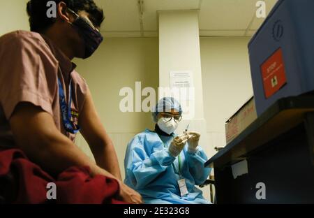 Neu Delhi, Indien. Januar 2021. Während der Impfkampagne gegen die Coronavirus-Krankheit (COVID-19) im Primus Super Specialty Hospital Hospital in New Delhi, Indien, am 16. Januar 2021, füllt ein Mitarbeiter des Gesundheitswesens eine Spritze mit einer Dosis des COVID-19-Impfstoffs COVISHIELD von Oxford-AstraZeneca. Premierminister Narendra Modi hat am Samstag Indiens Impfkampagne gegen Covid-19 gestartet, die weltweit größte Impfübung gegen das neuartige Coronavirus. In einer virtuellen Ansprache würdigte Ministerpräsident Modi Wissenschaftler und Mitarbeiter des Gesundheitswesens, die an vorderster Front der Pandemie waren. Bild: David Talukdar/A Stockfoto