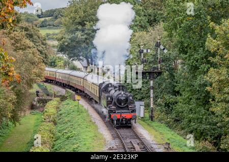 BR '2MT' 2-6-2T No. 41312 kommt in Buckfastleigh auf der South Devon Railway an Stockfoto