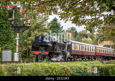 BR '2MT' 2-6-2T Nr. 41312 fährt von Buckfastleigh auf der South Devon Railway ab Stockfoto