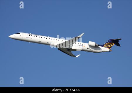 Eurowings Bombardier CRJ900 mit der Registrierung D-ACNG ist am Flughafen Düsseldorf in der Luft. Stockfoto