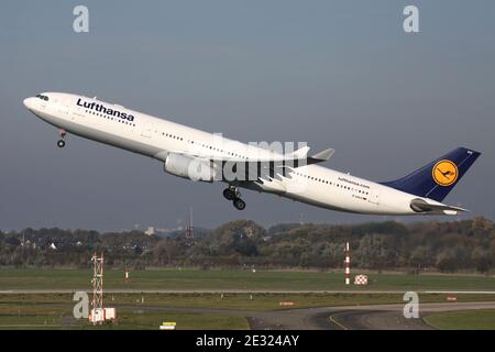 Deutscher Lufthansa Airbus A330-300 mit der Registrierung D-AIKH am Düsseldorfer Flughafen. Stockfoto