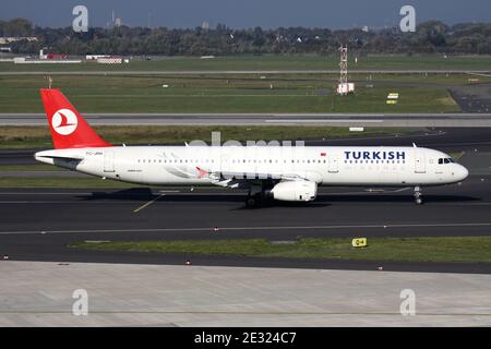 Turkish Airlines Airbus A321-200 mit Registrierung TC-JRH auf dem Rollweg am Flughafen Düsseldorf. Stockfoto