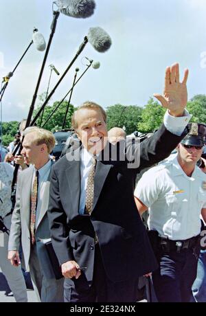 US-Senator Bob Dole, Wellen, wie er das US-Kapitol Gebäude von Kollegen und Unterstützern auf seinem Ruhestand vom Kongress 11. Juni 1996 in Washington, D.C. Dole verlässt seine 35-jährige Karriere im Kongress umgeben. Stockfoto