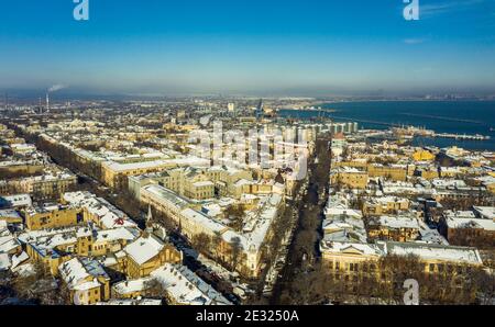 Panorama Zentrum Stadt Odessa Ukraine. Drohnenaufnahmen, Winterzeit und sonniger Tag Stockfoto