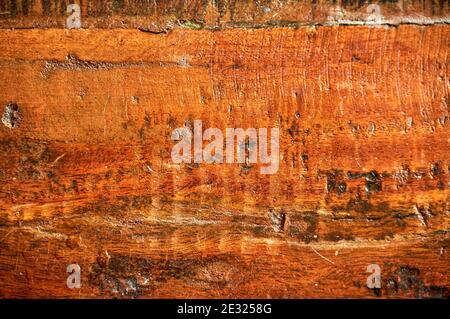 Hintergrund aus massiven, gealterten Holzplanken in braun-roter Farbe. Stockfoto