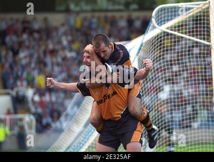 West Bromwich Albion V Wolverhampton Wanderers at the Hawthorns 2-4 Pic Dave Bagnall. Iwan Roberts feiert seinen Hattrick mit Steve Bull auf dem Rücken. Stockfoto