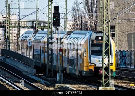 Berlin, Deutschland. Februar 2020. Ein Zug der Ostdeutschen Eisenbahn GmbH (ODEG) verkehrt in der Nähe des Bahnhofs Ostkreuz. Quelle: Soeren Stache/dpa-Zentralbild/ZB/dpa/Alamy Live News Stockfoto