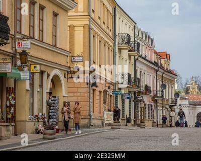 Sandomierz, Polen - 17. Februar 2020: Historische Mietshäuser und das prächtige Opatowska-Tor von Sandomierz, eines der ältesten und historisch Stockfoto