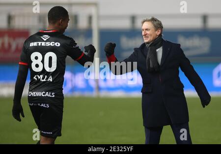 Youssuf Sylla von Zulte waregem und Essevees Cheftrainer Francky Dury im Bild nach einem Fußballspiel zwischen Waasland-Beveren und SV Zulte Waregem, Satu Stockfoto