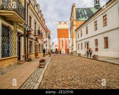 Sandomierz, Polen - 17. Februar 2020: Historische Mietshäuser und das prächtige Opatowska-Tor von Sandomierz, eines der ältesten und historisch Stockfoto